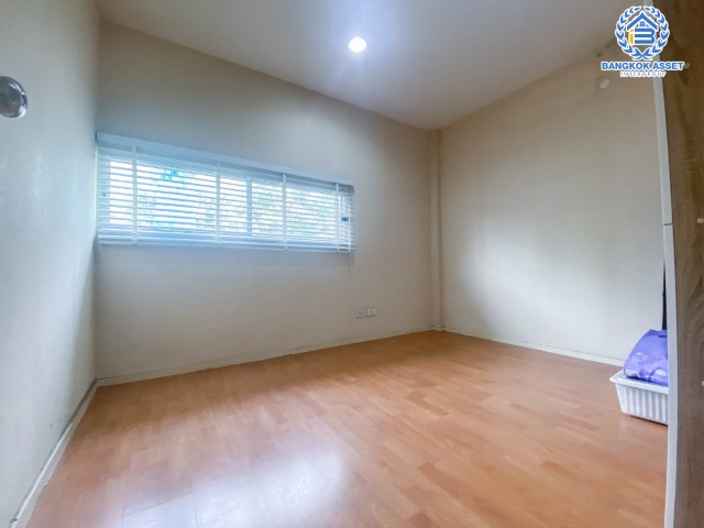 *****บ้านเดี่ยวมือสองย่านกรุงเทพฯ ม.โนเบิลจีโอ วัชรพล เนื้อที่กว้างขวางมากถึง 50.40 ตร.ว. ฟังก์ชัน 3 ห้องนอน 2 ห้องน้ำ ที่จอดรถ 2 คัน มีเรือนรับรอง ตั้งบนทำเลแห่งการเดินทาง ใกล้รถไฟฟ้าสายสีชมพู "สถานีวัชรพล" และทางด่วน "สุขาภิบาล5" จองเลย!